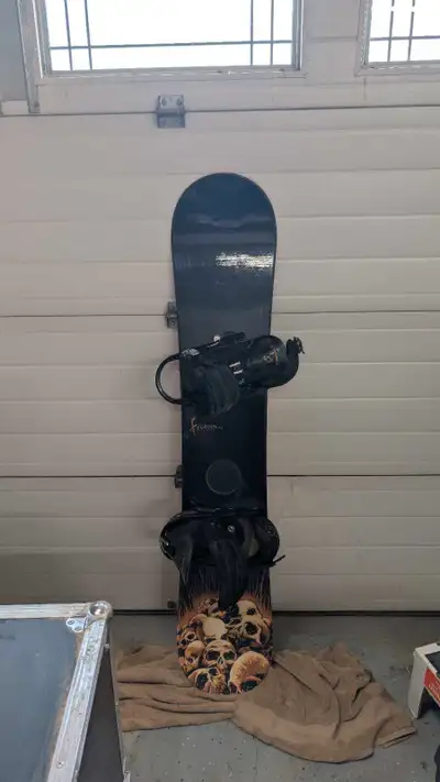 Selling my old snowboard, everything included. Forum and burton. 154cm board 9.5 boots