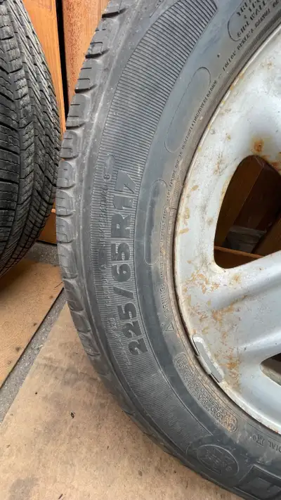 225/65/R17 Michelin defender all seasons and tires bolt pattern 5X114.3 ￼message me if interested fi...
