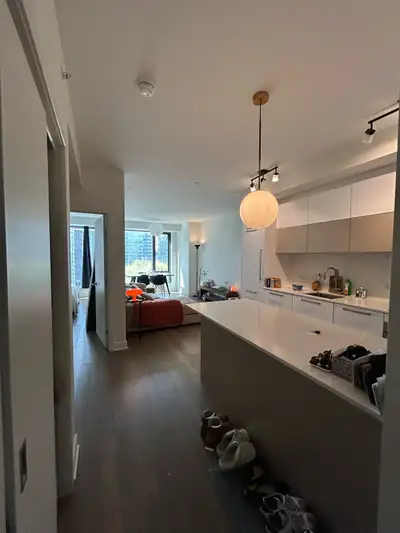 FR Appartement 3½ à louer – Long terme Métro Square-Victoria, Montréal Grand 3½ spacieux et insonori...