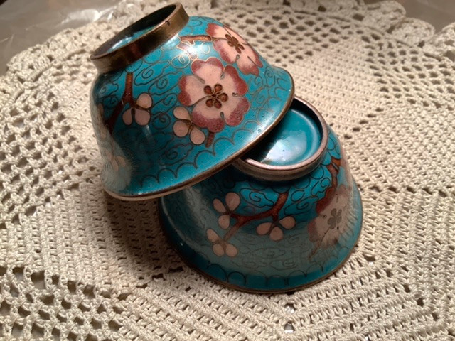 C 1900 Matched Pair of Chinese Cloisonné Tea Rice Cups/Bowls in Arts & Collectibles in Belleville - Image 3