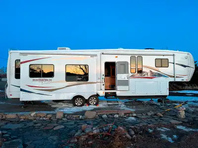 2008 - 38.6’ Heartland Bighorn model - Fifth Wheel -Fully Automatic Hydraulic Levelling System -3 Sl...