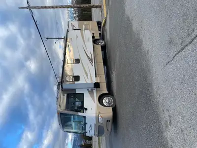 2012 Winnebago Itasca Sunova 33C Class A Motorhome 66,000 Miles **NOT KM V-10 Ford 6.8 litre Engine...