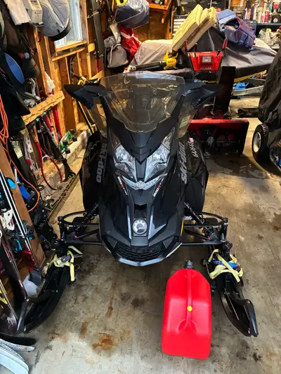 Mint condition 2016 Skidoo 800r etec. Under 14k km. Dealership maintained. Stored indoors. No issues...