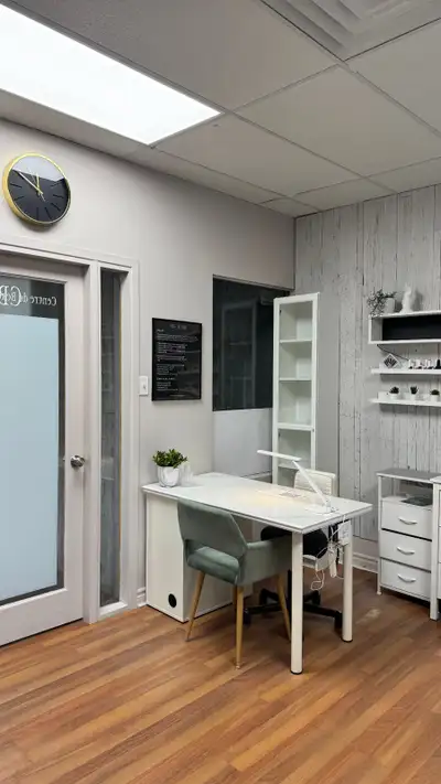 Espace de travail pour technicienne en pose d’ongles , View more