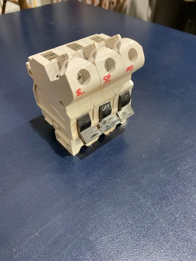 three pole breakers  in Electrical in Summerside - Image 2