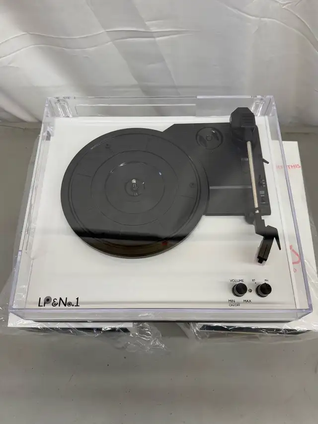 LP&No.1 Modern Vintage Turntable in Performance & DJ Equipment in Hamilton - Image 8