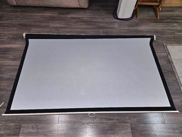7x4 projector screen in General Electronics in Mississauga / Peel Region