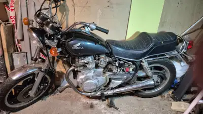 1981 Honda CM 400 motorbike, not driven for many years, is for sale $ 600