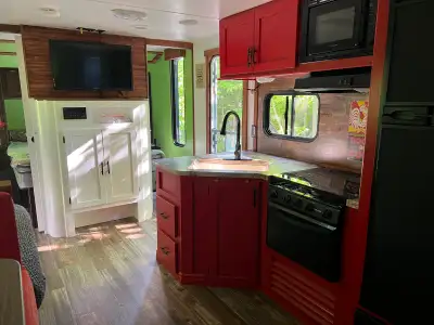 That’s what this 2015 Grey Wolf Cherokee by Forest River brings to you ! Step into this “house on wh...