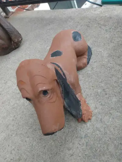 CHIEN EN CIMENT  GROSSEUR ADULTE  30$ TRÈS BONNE CONDITION, View more