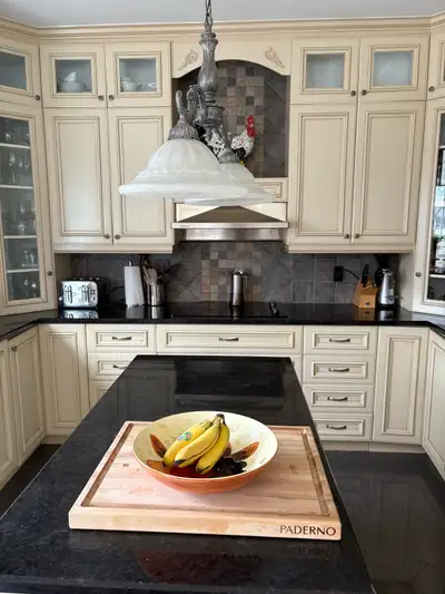 Armoires de cuisine en merisier avec comptoir de granite, View more