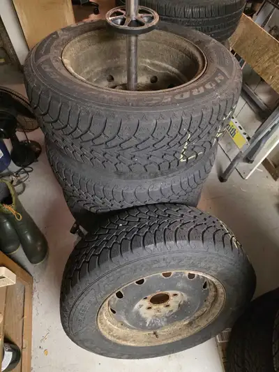 Winter tires for a odler dodge caliber. Rims a little rusty and in need of cleaning but in great sha...