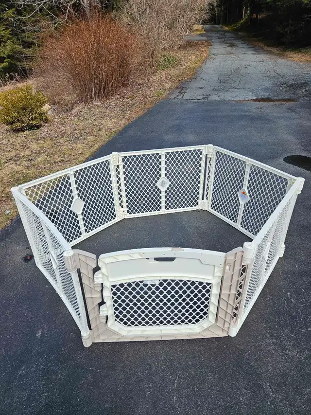 Large Play Pen in Playpens, Swings & Saucers in City of Halifax - Image 2