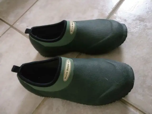 Muck Boot Shoes Size 4/4.5 in Kids & Youth in Calgary - Image 2