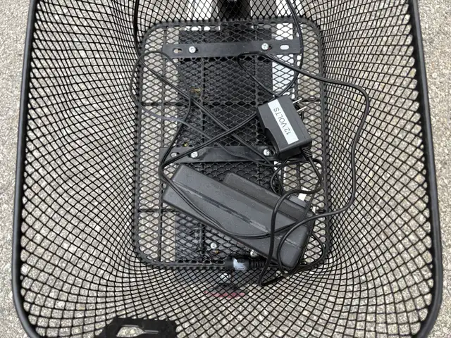 Razor Electric Scooter - Detachable Seating + Extra Battery Life in Scooters & Pocket Bikes in Cambridge - Image 4