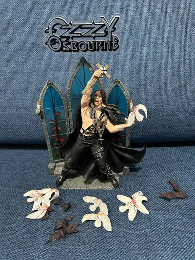 Ozzy Osbourne figurine $75, voir mes autres annonces merci.