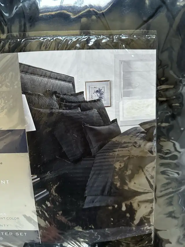 Wamsutta Comforter Set in Bedding in Mississauga / Peel Region - Image 3