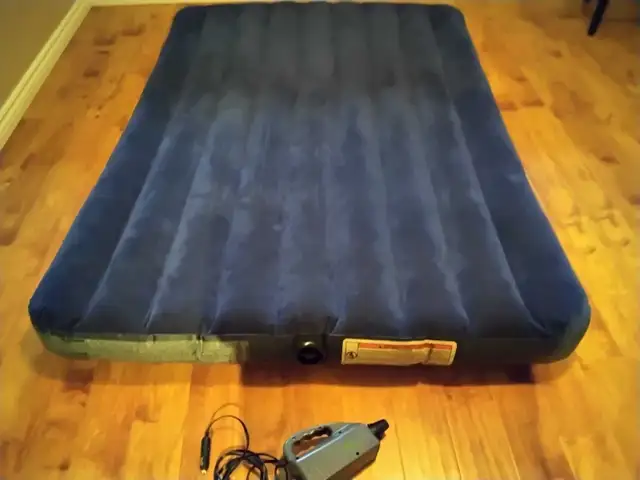 air mattress and pump in Fishing, Camping & Outdoors in Napanee - Image 4
