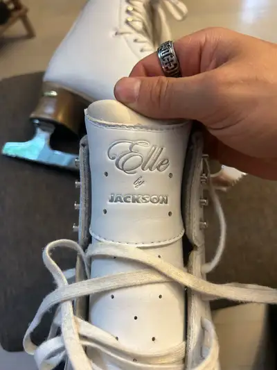 patins de patinage artistique, grandeur 7 valeur de 450$ très peu servi