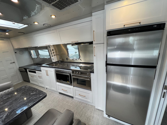 2022 Airstream Classic 33FB, Open Concept in Travel Trailers & Campers in Oshawa / Durham Region - Image 3