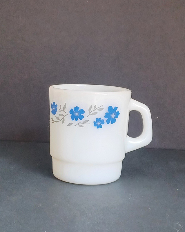 Vintage, milk glass mug in Arts & Collectibles in Mississauga / Peel Region