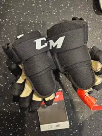 Ccm youth 10 inch gloves never used