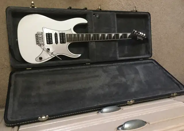 Ibanez Gio Metallic White w/ Tremolo Bridge & Hard case in Guitars in Mississauga / Peel Region - Image 2