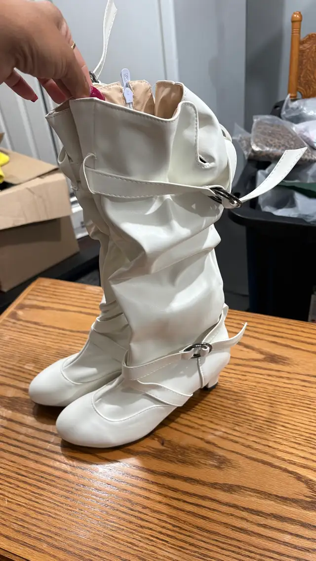 White Slouchy Knee High Boots-Size 10.5 in Women's - Shoes in Mississauga / Peel Region - Image 3