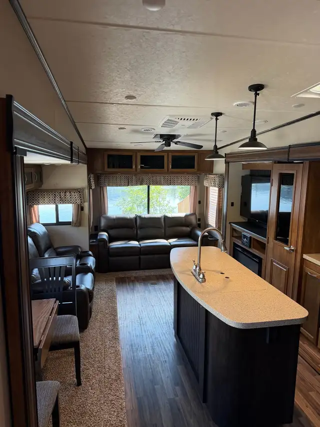 2018 36ft Fifth Wheel for sale in Travel Trailers & Campers in Quesnel - Image 4