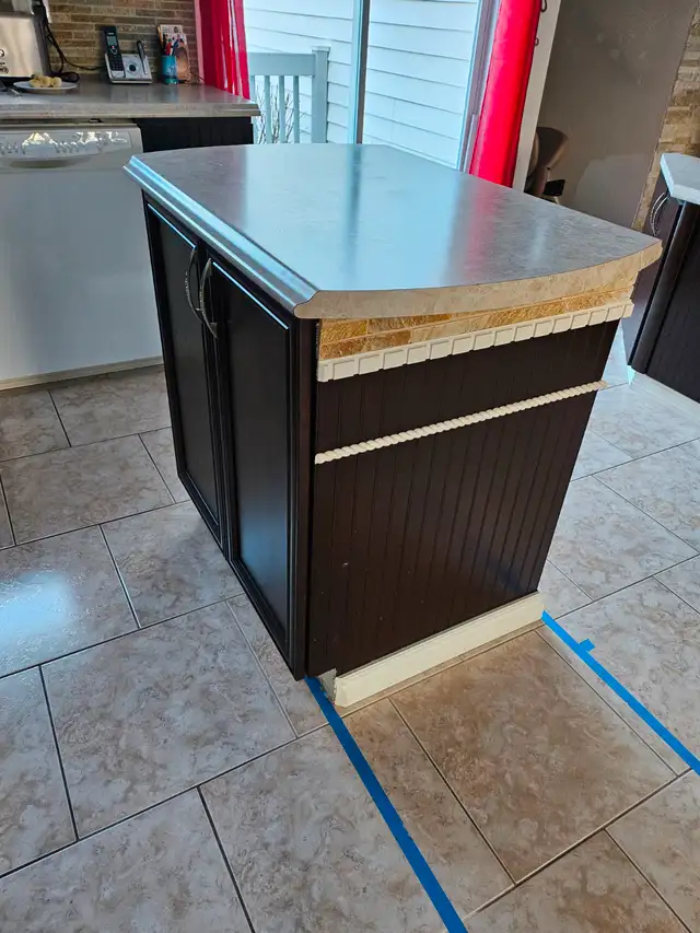 Ilot de cuisine in Dining Tables & Sets in Longueuil / South Shore - Image 2