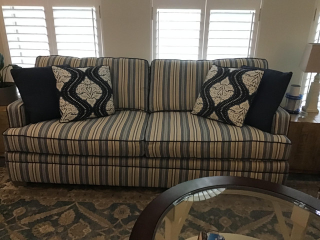Victoriaville 7"-0" Couch. Like new in Couches & Futons in Kitchener / Waterloo