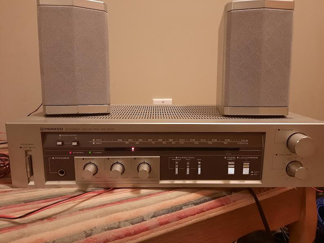 Stereo receiver Pioneer with 2 speakers in good condition in CDs, DVDs & Blu-ray in Markham / York Region