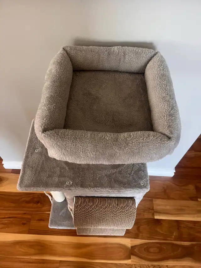 Cat Post - like new 520323472326010882