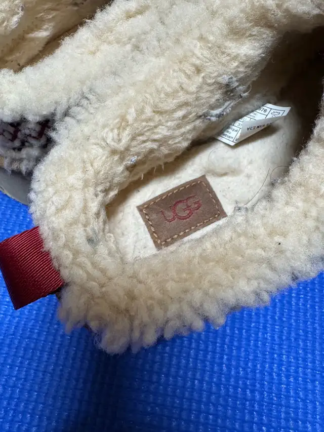 UGG shoes-size 6(pls read ALL) in Women's - Shoes in Markham / York Region - Image 4