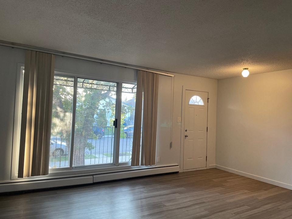 3 bd Laundry & Utilities included! 4