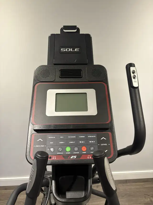 Vélo elliptique SOLE E25 in Exercise Equipment in Laval / North Shore - Image 3