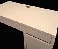 FREE DELIVERY!! Like new white Vanity table $120