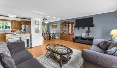 3 bedrooms and 1 den main floor. A large living room, dinning room and kitchen. 1.5 baths. Clean, sp...