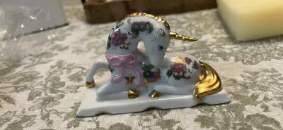 Add a touch of magic to your collection with this exquisite Franklin Mint unicorn figurine! This vin...