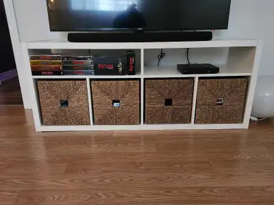 Meuble télévision blanc comme neuf Longueur = 58 pouces Profondeur = 15 pouces Hauteur = 23 pouces N...