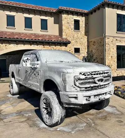 Soumarecleaning propose un service complet de detailling automobile, intérieur et extérieur, pour re...