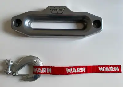 aluminium hawse fairlead & hook with red strap, neuf (brand new).