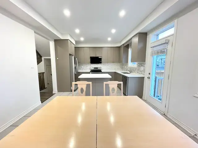 Large master bedroom with independent bathroom for rent in Long Term Rentals in Oakville / Halton Region - Image 6