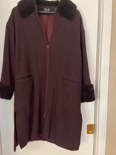 Large Couleur aubergine Col et revers de manches peau de mouton Collar and cuffs sheepskin Eggplant...