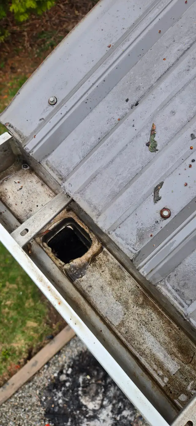 Gutter and Window Cleaning560187903627110404