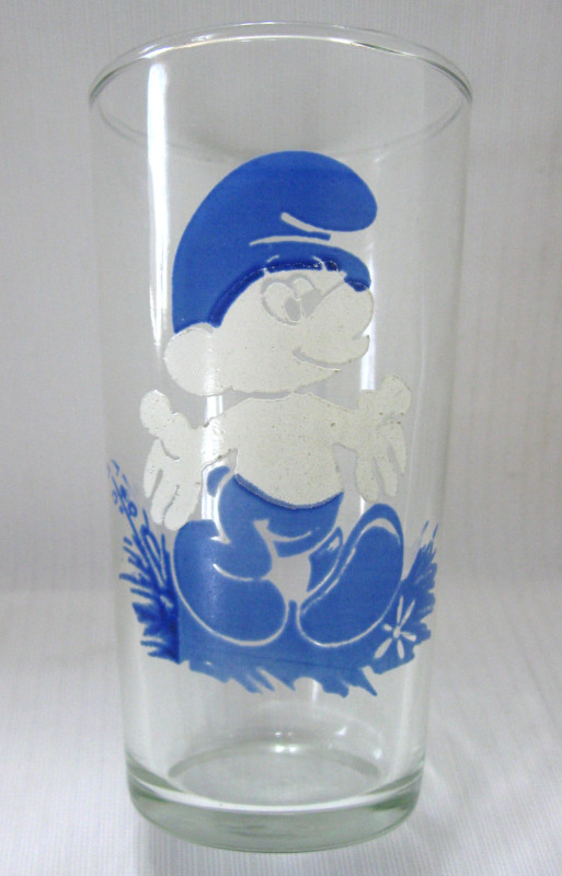 VERRE 4 3/4 pouces  SCHTROUMPF VINTAGE  4 3/4 INCH SMURF dans Art et objets de collection  à Ouest de l’Île