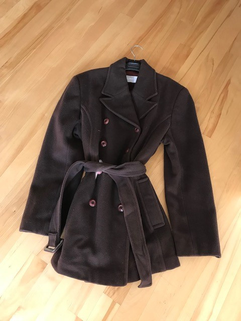 manteau d'hiver court pour femme (Esprit) - taille médium dans Femmes - Hauts et vêtements d'extérieur  à Ville de Montréal