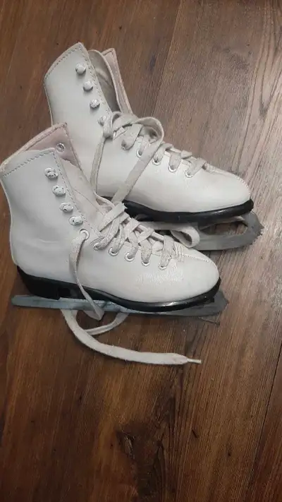 white skating shoes, Voir plus