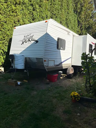 This 2011 R-Vision Super Sport 26BHS travel trailer is a well-maintained, pre-owned unit ready for y...