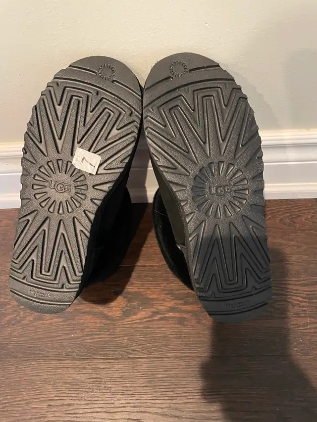 New W7 UGG Women's Classic Mini Fluff Quilted Boots in black in Women's - Shoes in Markham / York Region - Image 6